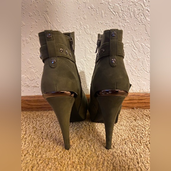 Selling these green GUESS heels - Picture 2 of 4